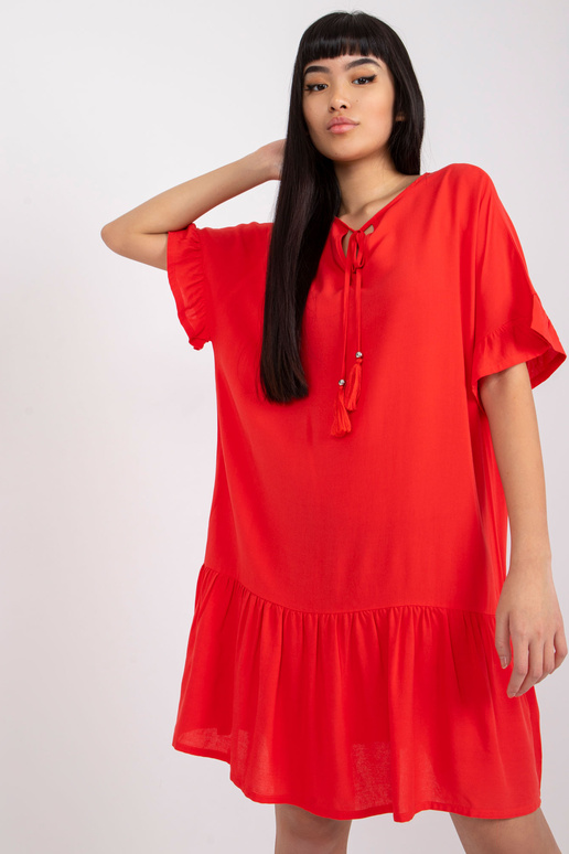 Raudona suknelė su raukšlėmis iš... Raudona suknelė su raukšlėmis iš...