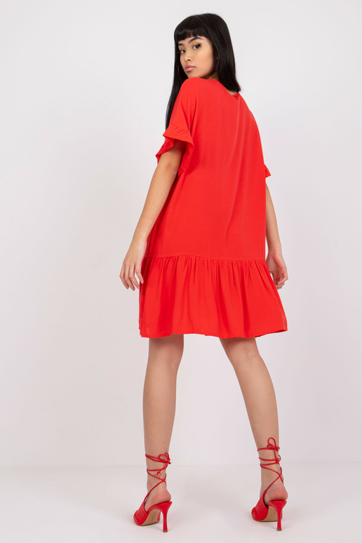 Raudona suknelė su raukšlėmis iš... Raudona suknelė su raukšlėmis iš...