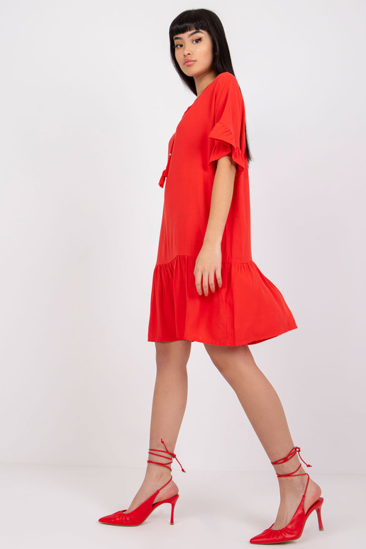 Raudona suknelė su raukšlėmis iš... Raudona suknelė su raukšlėmis iš...