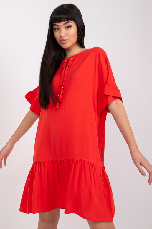 Raudona suknelė su raukšlėmis iš... Raudona suknelė su raukšlėmis iš...