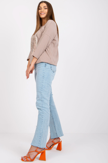 Tamsiai smėlio spalvos...