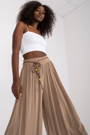 Tamsiai smėlio spalvos...