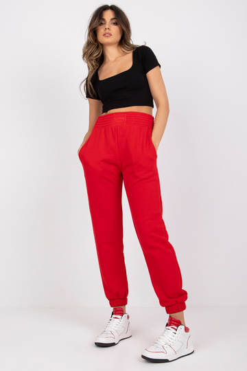 Raudonos sportinės kelnės...