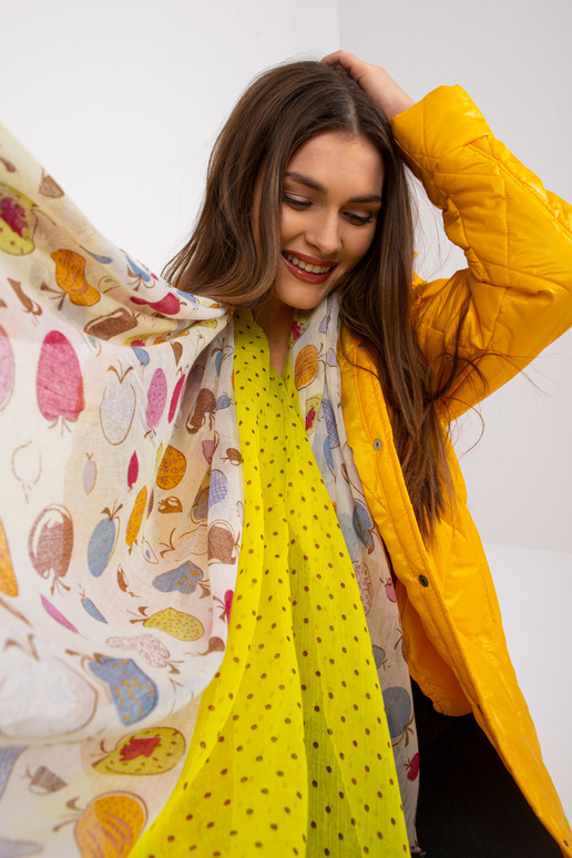 Baltai geltonas šalikas su spaudiniais