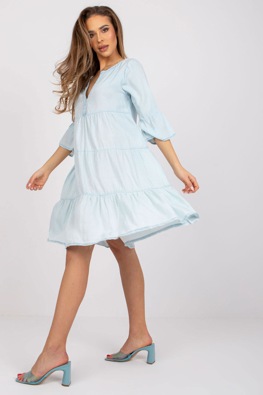 Šviesiai mėlyna suknelė iki kelių... Šviesiai mėlyna suknelė iki kelių...