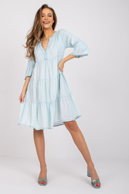 Šviesiai mėlyna suknelė iki kelių... Šviesiai mėlyna suknelė iki kelių...