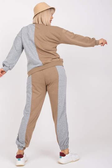 Tamsiai smėlio spalvos...