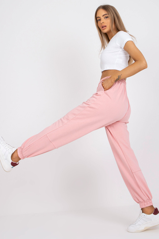 Birželio mėnesio rožinės kelnės...