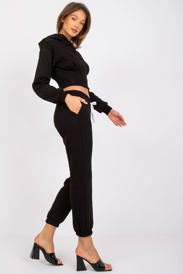 Juodas sportinio kostiumo...