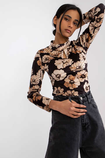 Juodos ir smėlio spalvos...