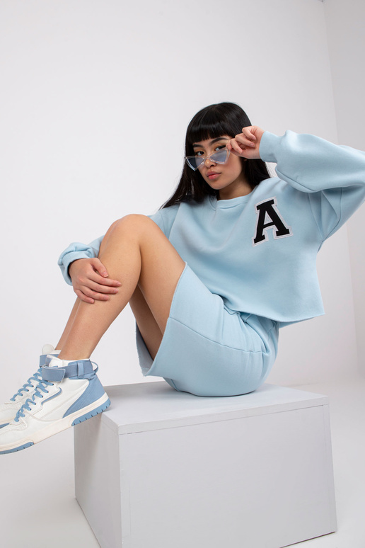 Šviesiai mėlynos spalvos megztinių...