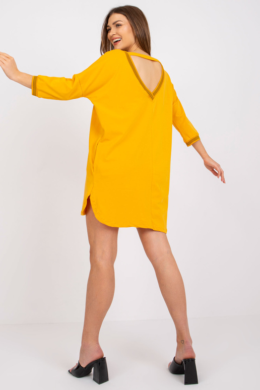 Blyškiai oranžinė megztinė suknelė...