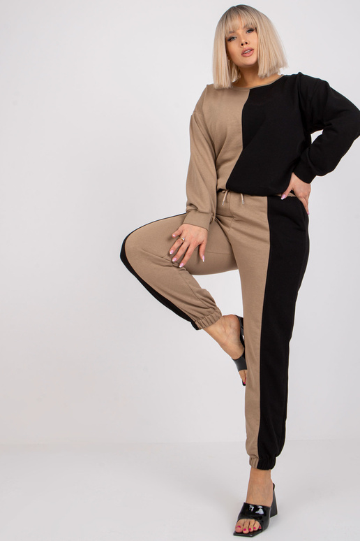 Tamsiai smėlio ir juodos spalvos...