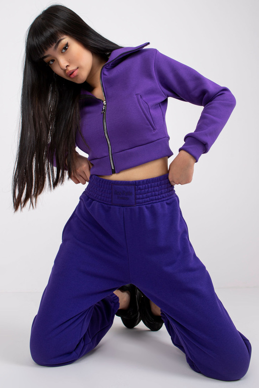 Tamsiai violetinės sportinės kelnės...