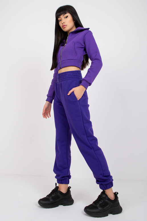 Tamsiai violetinės sportinės kelnės...