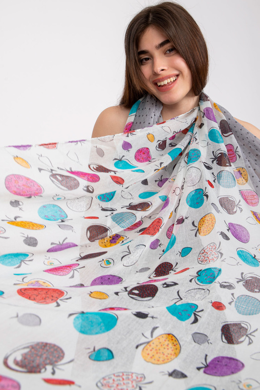 Baltai pilka įvyniojimas su spauda