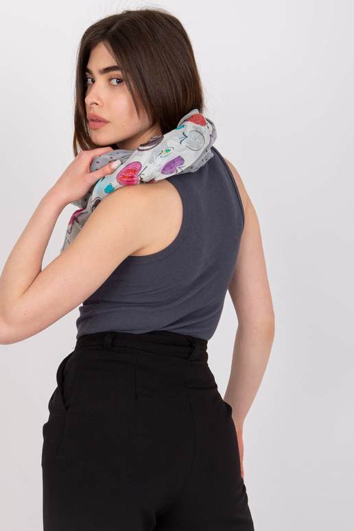 Baltai pilka įvyniojimas su spauda