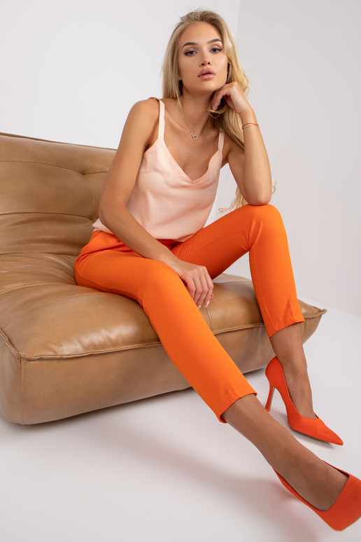 Abrikosinis laisvas viršus ant dirželių