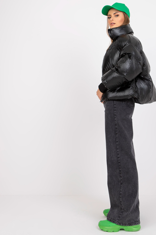 Juoda pūkinė žieminė striukė be gobtuvo