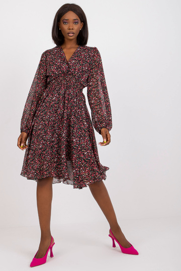 Juoda ilgomis rankovėmis...