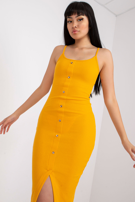 Ryškiai oranžinė prigludusi suknelė...