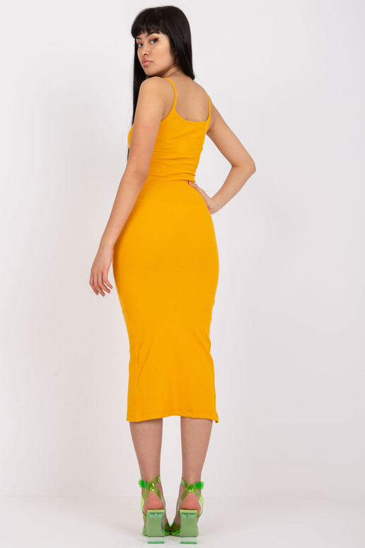 Ryškiai oranžinė prigludusi suknelė...