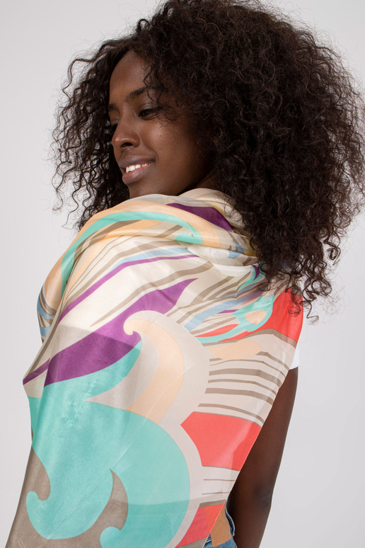 Smėlio spalvos plona skara su raštais