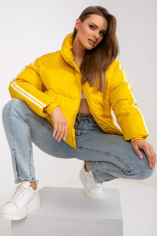 Geltona dygsniuota žieminė striukė