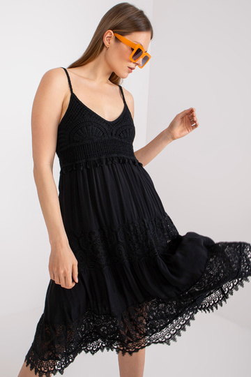 Juoda platėjanti suknelė... 2