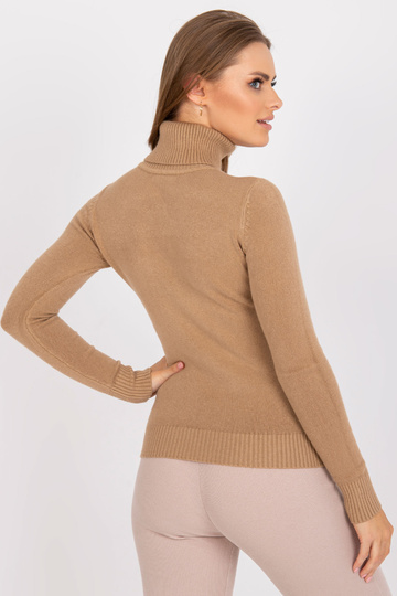 Smėlio spalvos prigludęs...