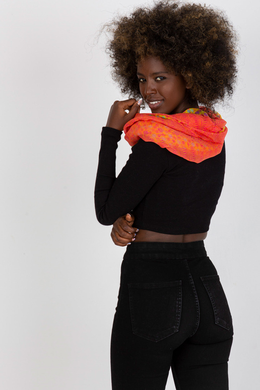 Geltonos koralinės spalvos kaminas su...