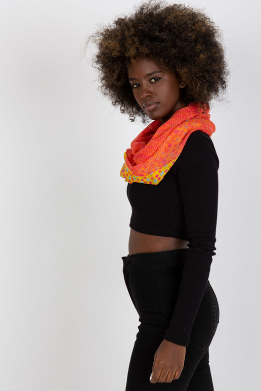 Geltonos koralinės spalvos kaminas su...