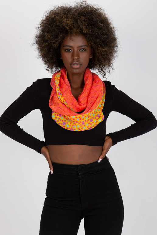 Geltonos koralinės spalvos kaminas su...