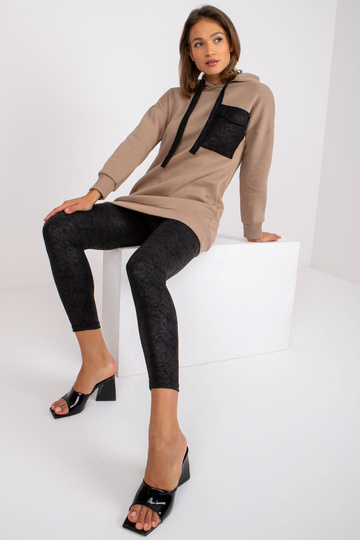 Tamsiai smėlio spalvos...