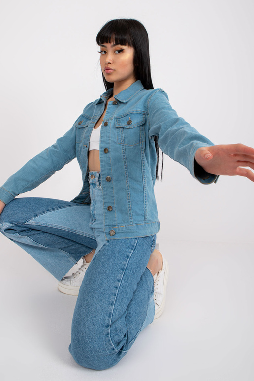 Šviesiai mėlyna klasikinė džinsinė... Šviesiai mėlyna klasikinė džinsinė...