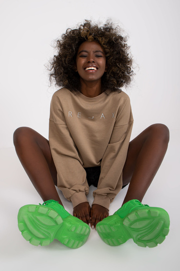 Tamsiai smėlio spalvos...