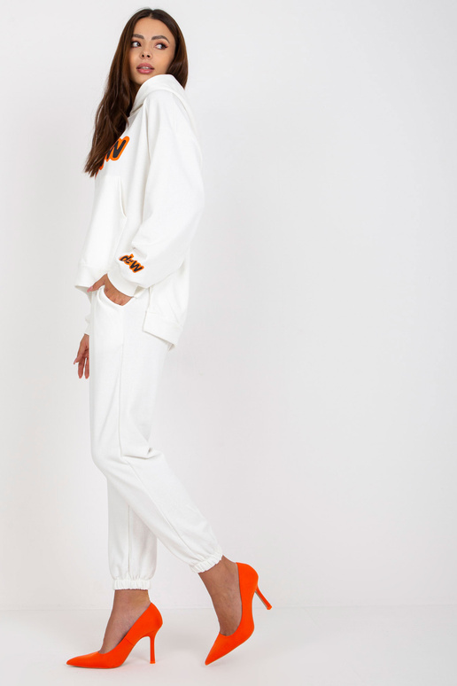 Baltas sportinio kostiumo komplektas...