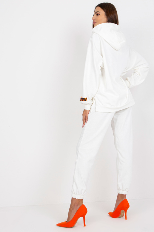 Baltas sportinio kostiumo komplektas...