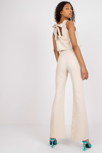 Šviesiai smėlio spalvos...