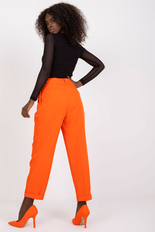 Oranžinės kelnės iš tiesių kojų...