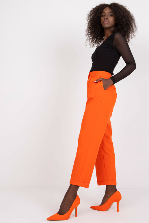 Oranžinės kelnės iš tiesių kojų...