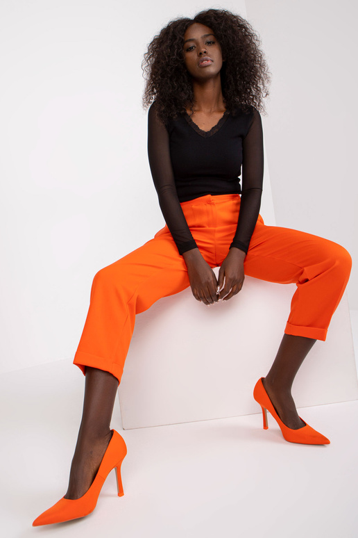 Oranžinės kelnės iš tiesių kojų...