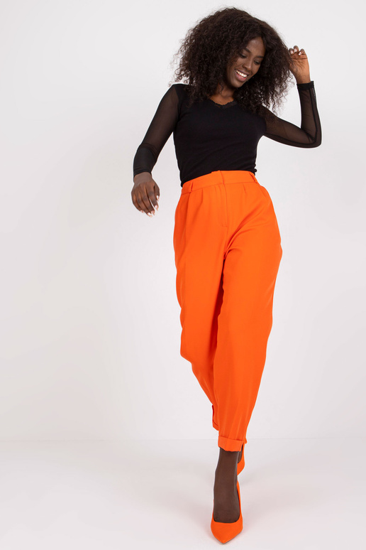 Oranžinės kelnės iš tiesių kojų...