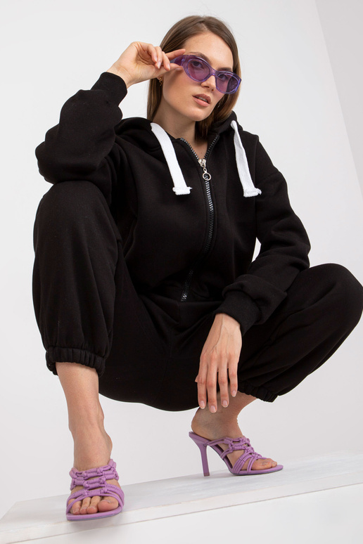 Juodas bazinis megztinių komplektas...