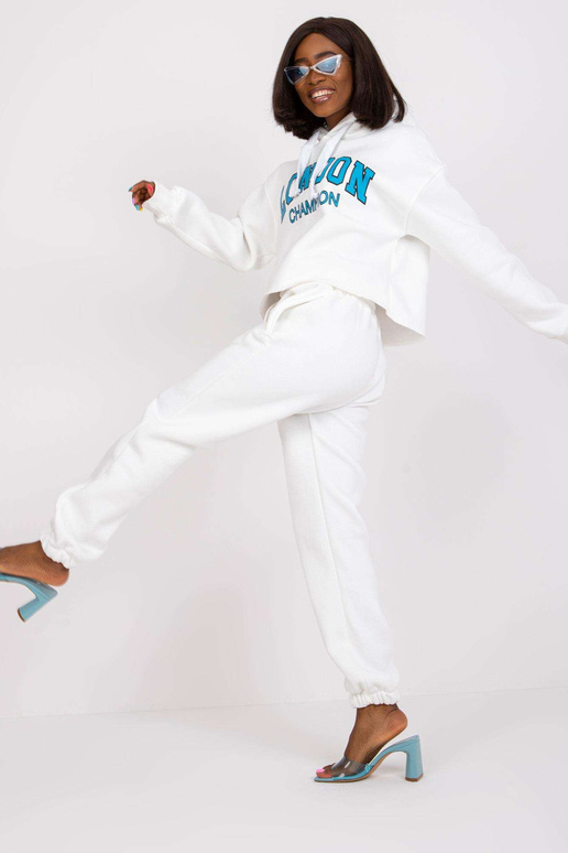 Ecru sportinio kostiumo komplektas su...