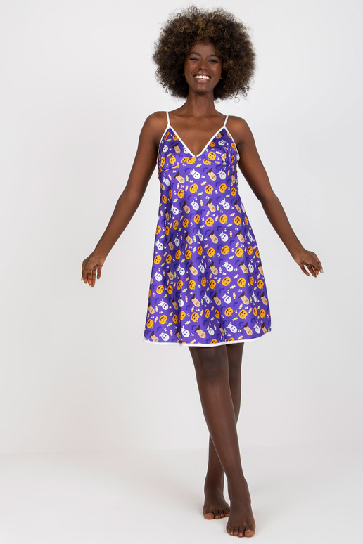 Violetinė naktinė suknelė ant pečių...