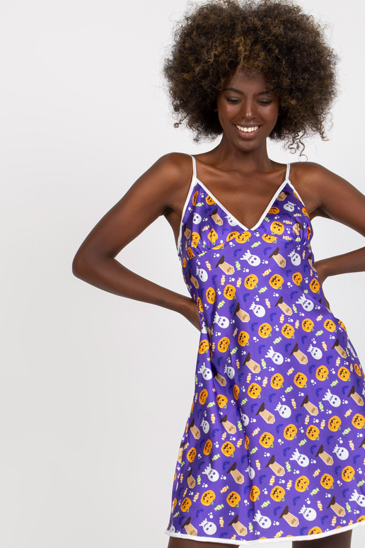 Violetinė naktinė suknelė ant pečių...