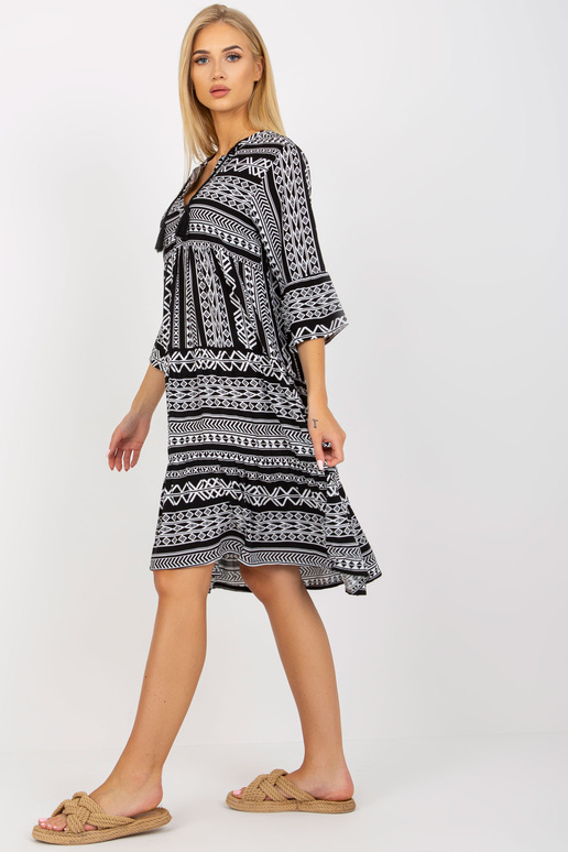 Juoda raštuota suknelė su raukiniais... Juoda raštuota suknelė su raukiniais...