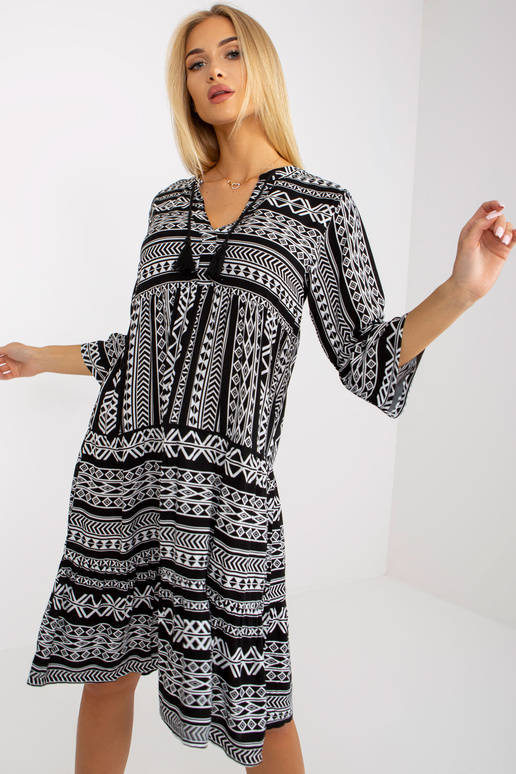 Juoda raštuota suknelė su raukiniais... Juoda raštuota suknelė su raukiniais...