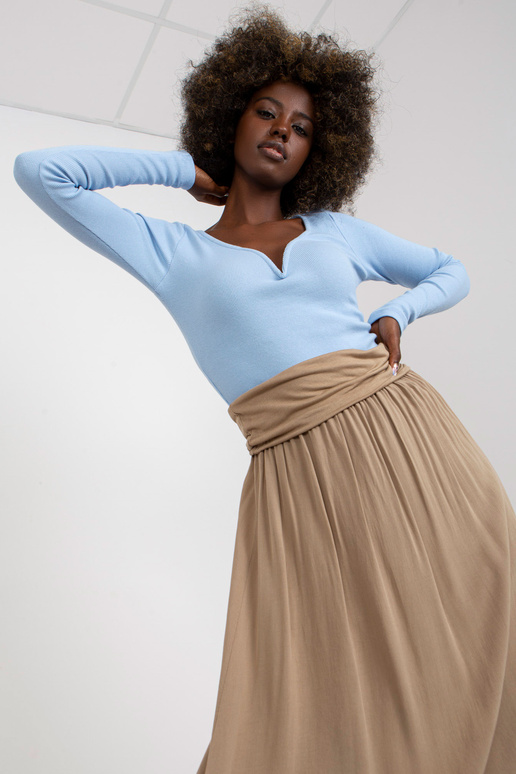 Tamsiai smėlio spalvos erdvus...